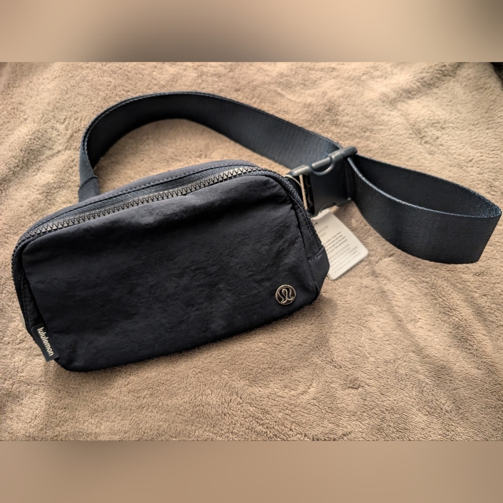 NWT Lululemon True Navy Blue Everywhere Belt Bag Crossbody Purse - Picture 2 of 9